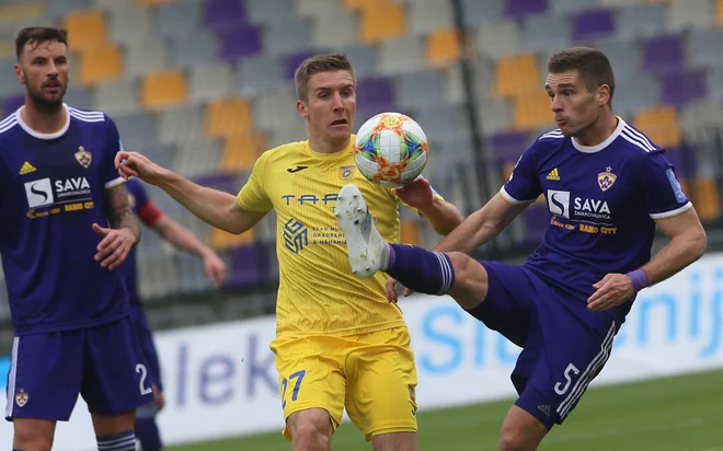 Gaber Dobrovoljc je v 89. minuti nesrečno preusmeril podajo Marcosa Tavaresa v lastno mrežo. FOTO: Tadej Regent/Delo