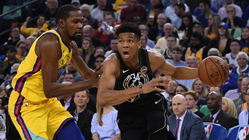 Fotografija: Giannisa Antetokounmpa (34) bo poskušal umiriti Kevin Durant (levo). FOTO: USA Today