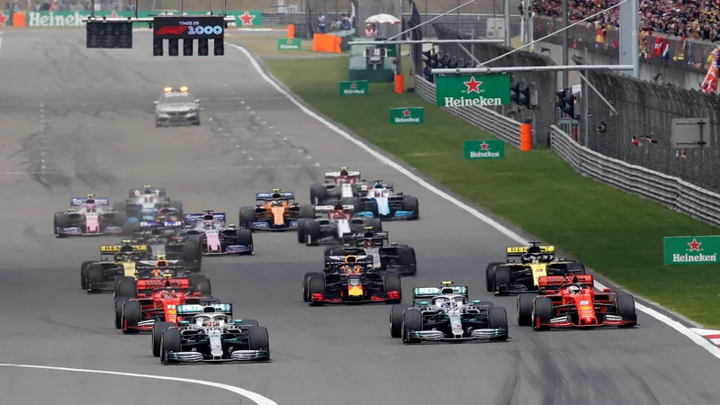 Fotografija: Lewis Hamilton (spredaj levo) je na štartu premagal Valtterija Botttasa. FOTO: Reuters