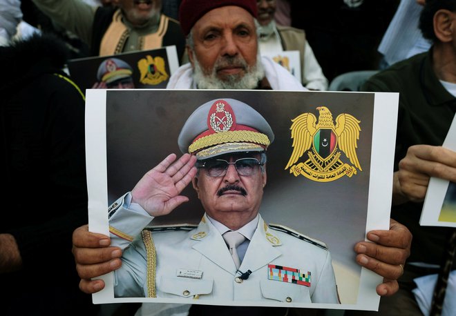 Uporniški libijski general Halif Haftar je 4. aprila naznanil začetek velike vojaške operacije za zavzetje prestolnice Tripolis. FOTO: Reuters