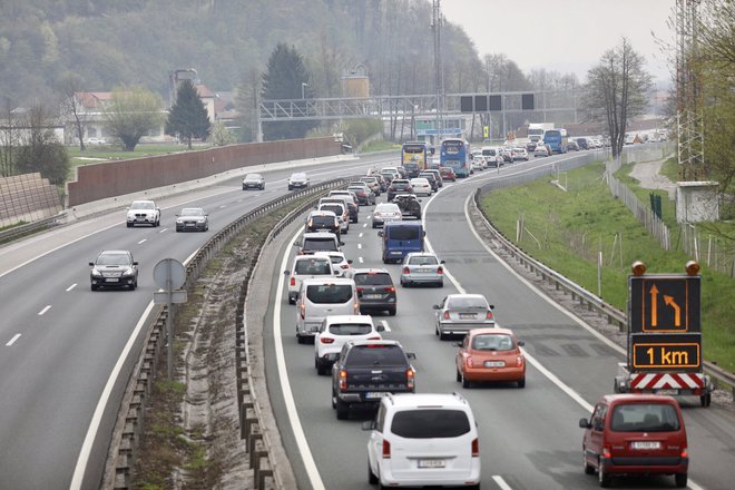 Današnji zastoj na primorski avtocesti. FOTO: Voranc Vogel/Delo