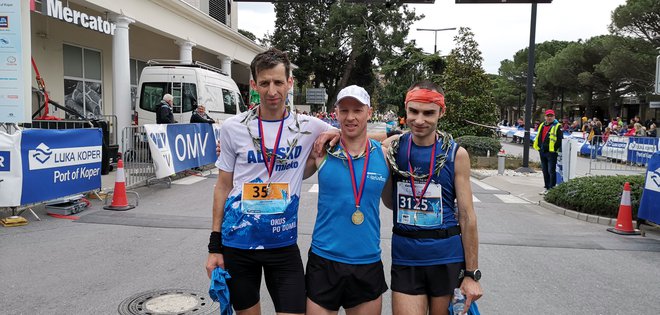Z leve: Aleš Debeljak(2,41,48), Aleš Žontar (2,39,28) in Miroslav Nikolič (2,45,09). zmagovalci 6. Istrskega maratona. FOTO: Boris Šuligoj/Delo
