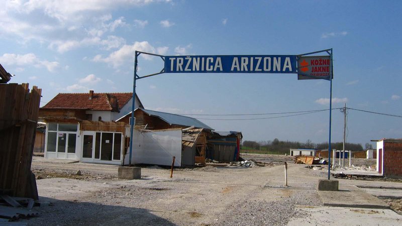 Fotografija: Tržnica Arizona na arhivski fotografiji. Leži 22 kilometrov od Brčkega, v bližini tromeje med Republiko srbsko, BiH in Hrvaško. FOTO: Denis Pilih