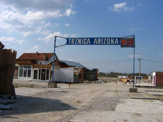 Tržnica Arizona na arhivski fotografiji. Leži 22 kilometrov od Brčkega, v bližini tromeje med Republiko srbsko, BiH in Hrvaško. FOTO: Denis Pilih