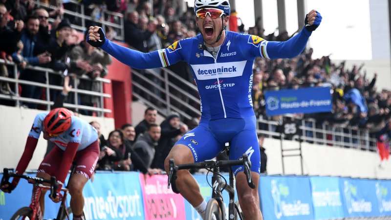 Fotografija: Philippe Gilbert je šele tretjič v karieri dirkal na Pariz-Roubaixu, a je že zapisan med legende severnega pekla. FOTO: AFP