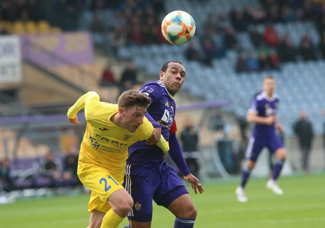Marcos Tavares (desno ob Mateju Podlogarju) je v derbiju v Ljudskem vrtu izsilil avtogol Gabra Dobrovoljca. FOTO: Tadej Regent/Delo