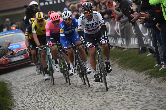 V glavnini je najprej panika zagrabila<strong> </strong>Petra Sagana, ki je v lovu porabil največ energije in 50 kilometrov pred ciljem v Roubaixu je bila v igri za zmago le še elitna skupina. FOTO: AFP