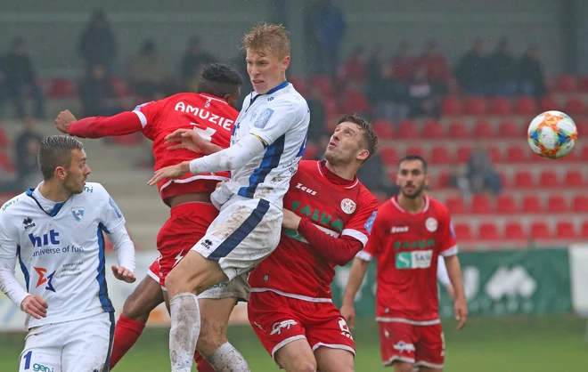 Žiga Lipušček je bil strelec za Gorico v porazu proti zadnjemu Krškemu, Aluminijevi igralci (v rdečem) pa so bili v Stožicah osmoljenci. FOTO: Tadej Regent/Delo