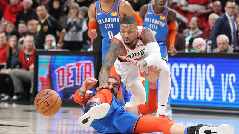 Fotografija: Damian Lillard (v belem dresu) je ob prvi zmagi Portlanda v končnici dosegel 30 točk. FOTO: Usa Today Sports