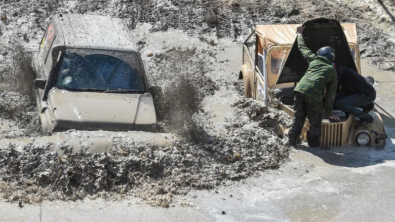 Fotografija: Nedaleč stran od kirgizijskega mesta Bishkek je potekala divja dirka s terenskimi vozili, ki jo je organiziral lokalni klub Offroad Kings. Dirke se je udeležilo 50 avtomobilov. Foto Vyacheslav Oseledko Afp