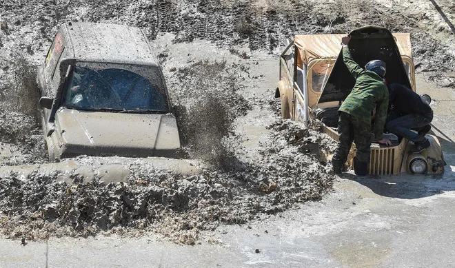 Nedaleč stran od kirgizijskega mesta Bishkek je potekala divja dirka s terenskimi vozili, ki jo je organiziral lokalni klub Offroad Kings. Dirke se je udeležilo 50 avtomobilov.&nbsp;Foto Vyacheslav Oseledko Afp