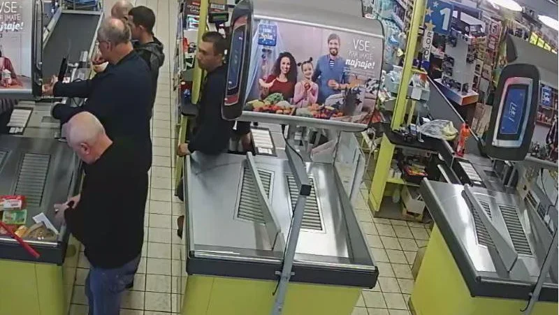 Fotografija: Eni so zastrli pogled na drugo blagajno, drugi kradli. FOTO: Policijska uprava Murska Sobota