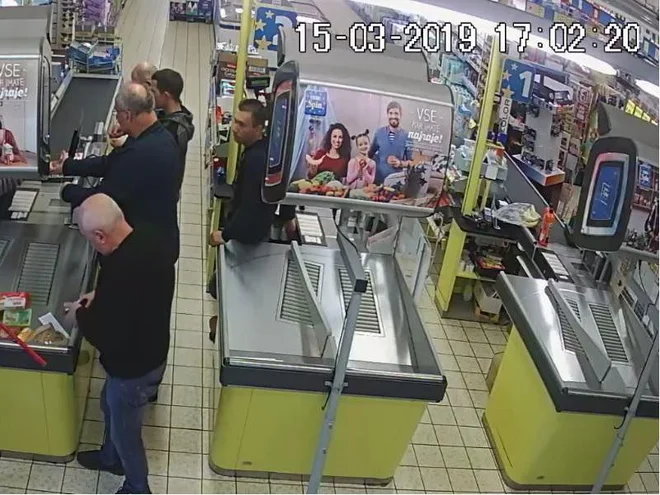 Eni so zastrli pogled na drugo blagajno, drugi kradli. FOTO: Policijska uprava Murska Sobota