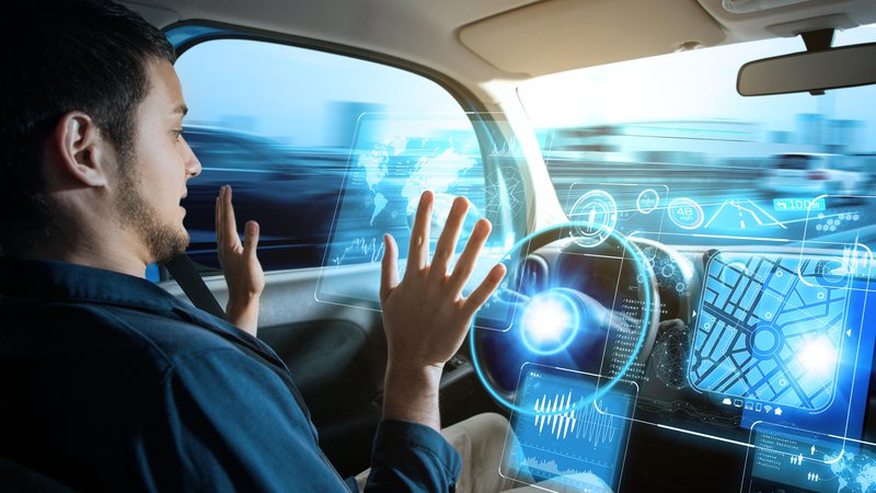 Fotografija: V prometu bodo še nekaj časa sobivali živi in virtualni vozniki. FOTO Shutterstock