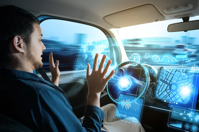 V prometu bodo še nekaj časa sobivali živi in virtualni vozniki. FOTO Shutterstock