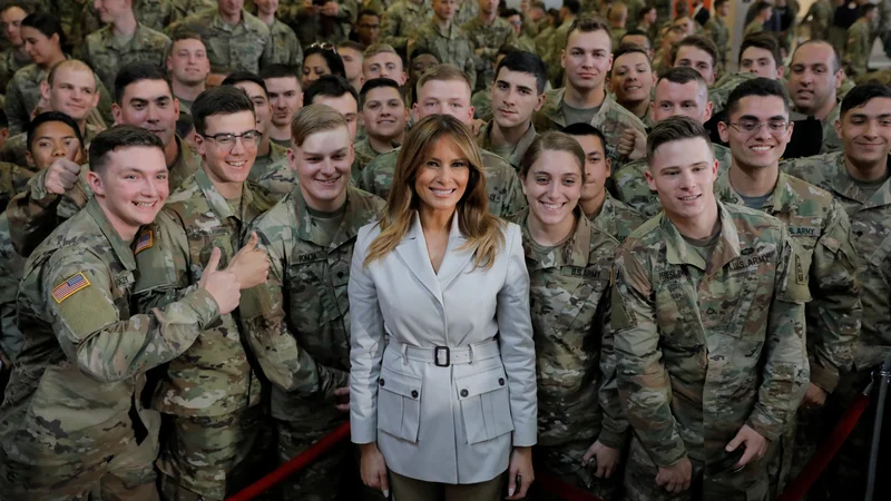 Fotografija: Prva dama ZDA, Melania Trump, pozira z ameriškimi vojaki med obiskom v Fort Braggu. V vojaški bazi v Severni Karolini se je sestala z vojaki in njihovimi družinami. Foto Lucas Jackson Reuters