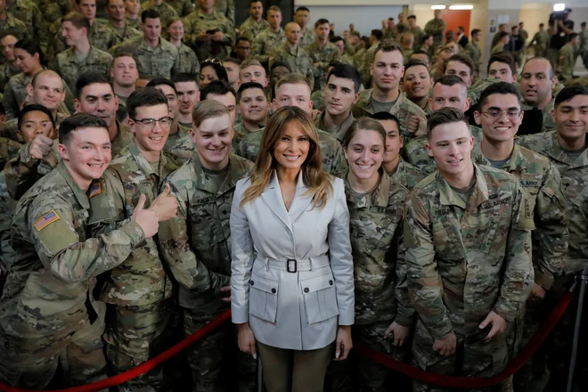 Prva dama ZDA, Melania Trump, pozira z ameriškimi vojaki med obiskom v Fort Braggu. V vojaški bazi v Severni Karolini se je sestala z vojaki in njihovimi družinami. Foto Lucas Jackson Reuters