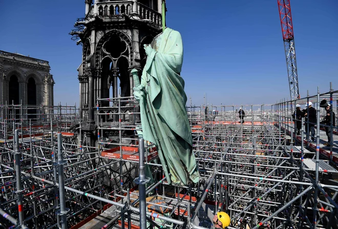 Vseh 16 kipov, ki prikazujejo 12 apostolov ter štiri evangeliste, so že pred dnevi zaradi obnovitvenih del prestavili na varno. FOTO: Bertrand Guay/AFP