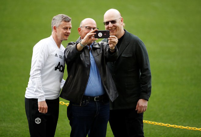 Trener Manchester Uniteda Ole Gunnar Solskjaer je ustregel lastnikoma kluba za fotografijo na štadionu Barcelone (desno Joel in Avram Glazer). FOTO: Reuters