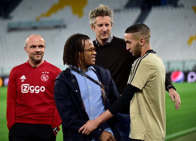 Ajaxov biser Hakim Ziyech (desno) se je na zadnjem treningu zapletel v pogovor z nekdanjima legendama kluba Edgarjem Davidsom in Edwinom van der Sarjem. FOTO: Reuters