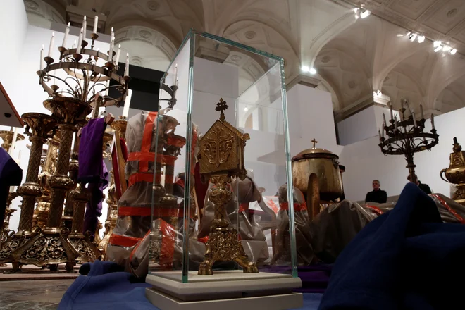 Nekaj najdragocenejših relikvij je gasilcem uspelo rešiti že v ponedeljek. FOTO: Benoit Tessier/Reuters