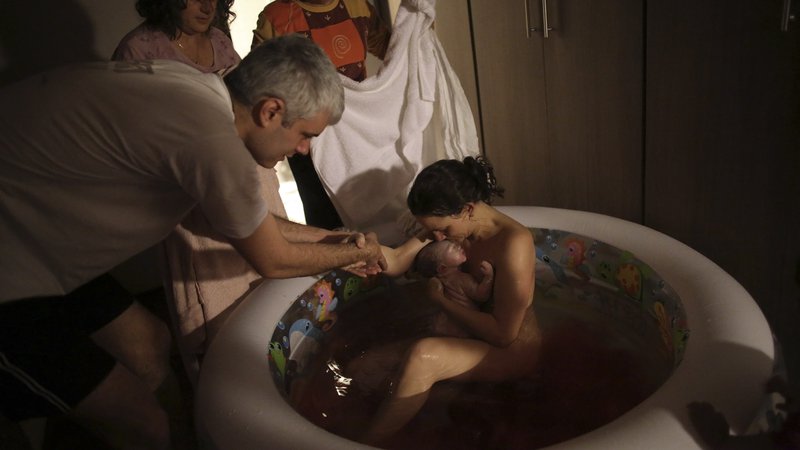Fotografija: Urediti bi morali podeljevanje dovoljenj za porodništvo na domu in celotno odgovornost. FOTO: Reuters