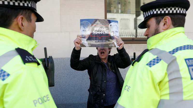 Fotografija: Podpornica Assangea pred westminstrskim sodiščem prejšnji četrtek. FOTO: Peter Nicholls/Reuters