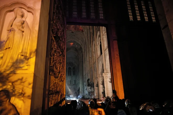 Nepoškodovan je tudi oltar, kljub temu pa je škoda v notranjosti precejšnja. FOTO: Philippe Wojazer/Reuters