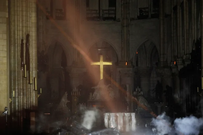 Križ nad oltarjem še vedno stoji in oddaja zlati sijaj. FOTO: Philippe Wojazer/Reuters