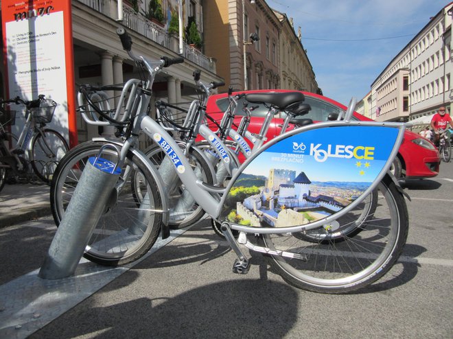 V več slovenskih mestih je Nomago v zadnjih mesecih  - tudi v Celju - izvajal testne vožnje z električnimi kolesi Nomago Bikes. FOTO: Špela Kuralt/Delo