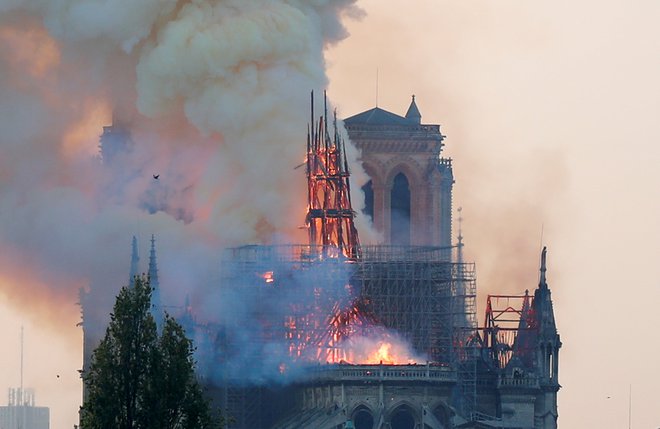 Objavljeni so že prvi posnetki notranjosti katedrale po požaru. FOTO: Charles Platiau Reuters