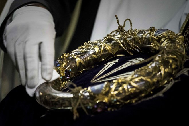 Med najdragocenejšimi sakralnimi predmeti, ki jim jih je uspelo pravočasno rešiti iz goreče katedrale, je relikvija Kristusove krone. FOTO: Philippe Lopez/AFP