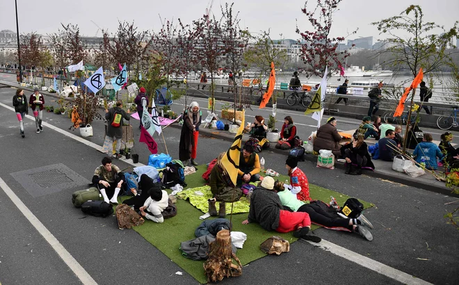 Člani lani ustanovljene civilne iniciative Extinction Rebellion so ohromili ulice Londona ter blokirali nekatere mostove. FOTO: Daniel Leal-olivas/Afp