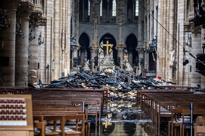 Pogled na uničenje, ki ga je v notranjosti pustil požar. FOTO: Christophe Petit Tesson/Reuters