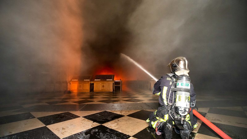 Fotografija: Pariški gasilci v akciji med požarom v Notre Dame. FOTO: Reuters