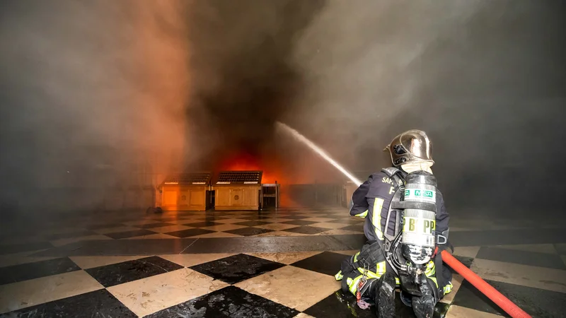 Fotografija: Pariški gasilci v akciji med požarom v Notre Dame. FOTO: Reuters