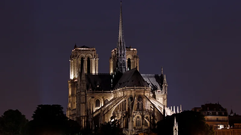 Fotografija: Nočna osvetlitev katedrale Notre Dame. FOTO: Benoit Tessier/Reuters