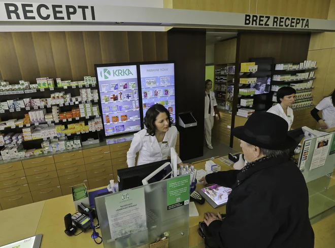 V lekarni so mi takoj naložili vse, kar je zdravnik predpisal, in prikupna farmacevtka mi je pojasnila, kako naj jemljem zdravila. FOTO Jože Suhadolnik