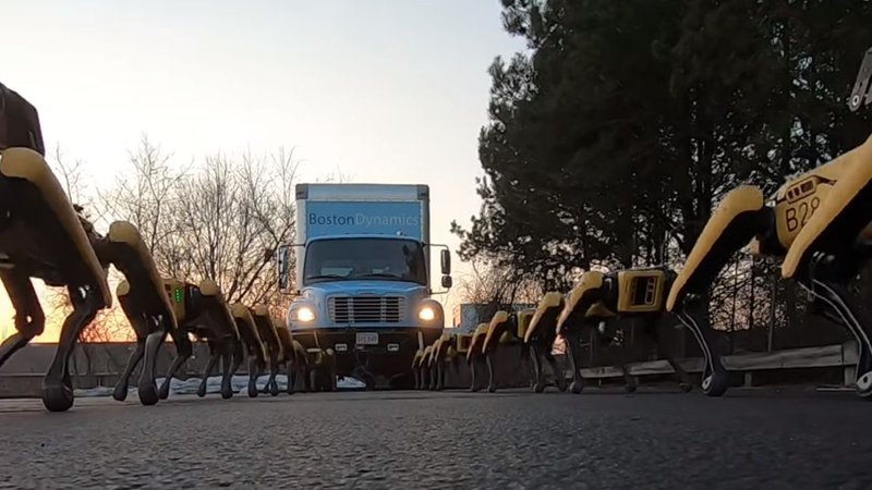 Fotografija: Roboti vlečejo tovornjak. Foto Boston Dynamics