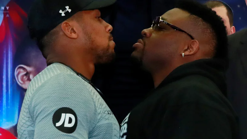 Fotografija: Anthony Joshua in Jarrell Miller (desno) sta si takole konec februarja zrla iz oči v oči na novinarski konferenci. FOTO: Reuters