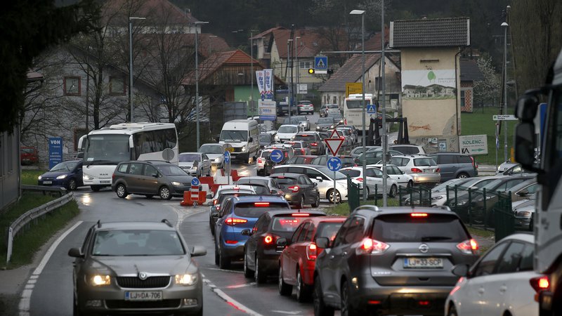 Fotografija: Prometna gneča v jutranjih in popoldanskih prometnih konicah Škofljičane spravlja v obup. Foto Blaž Samec