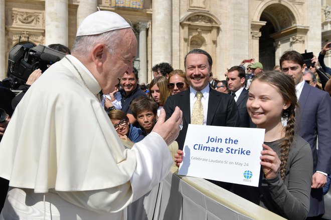 Papež se je včeraj srečal z mlado švedsko aktivistko Greto Thunberg, pobudnico globalnega gibanja mladih za podnebno pravičnost. FOTO: AFP
