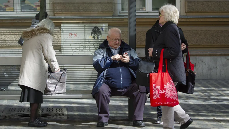 Fotografija: Med aktivnimi uživalci pokojnin je bila ta z znižanjem iz različnih razlogov odmerjena 7506 upokojencem. FOTO: Jože Suhadolnik