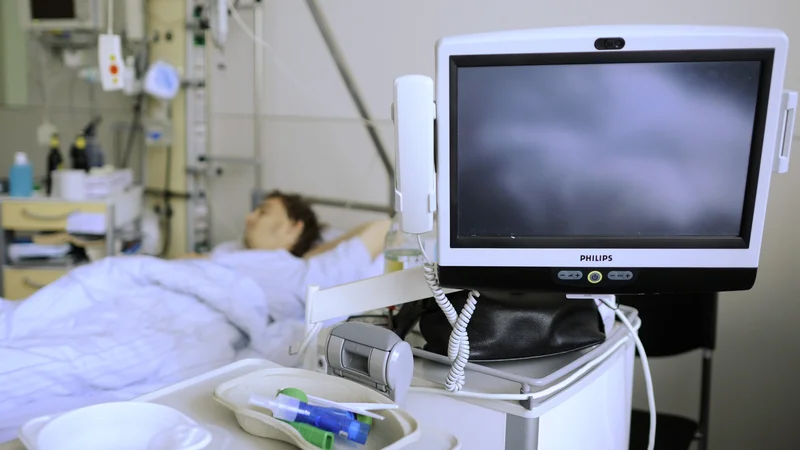 Fotografija: Z digitalizacijo je pacient v krajšem času napoten od osebnega zdravnika do specialista in hitreje mu postavijo diagnozo. FOTO: Reuters