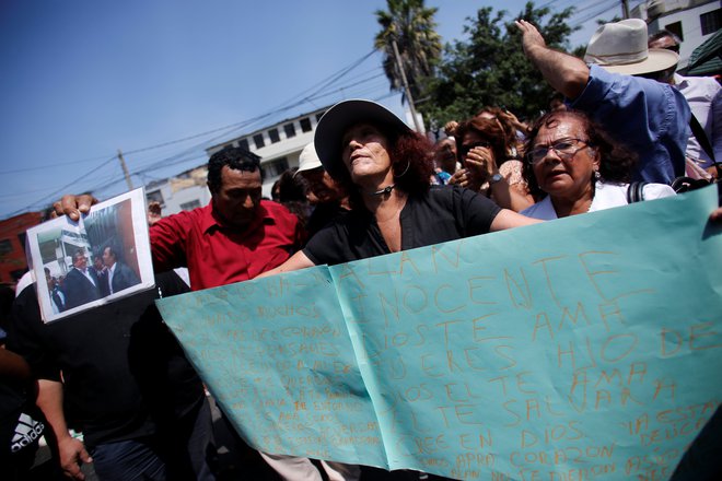 Podporniki nekdanjefa predsednika pred bolnišnico, v kateri je Garcia pogledel poškodbam strelne rane. FOTO: Janine Costa/Reuters