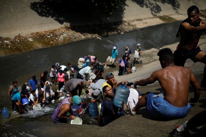 Veliko socialno in humanitarno krizo so še povečali dolgi in razsežni električni mrki, močno okrnjena je tudi preskrba z vodo. Foto: Reuters