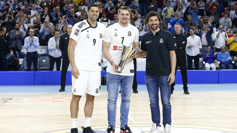 Fotografija: Realova zvezdnika Felipe Reyes (levo) in Sergio Llull (desno) sta izročila spominski pokal Luki Dončiću. FOTO: Euroleague