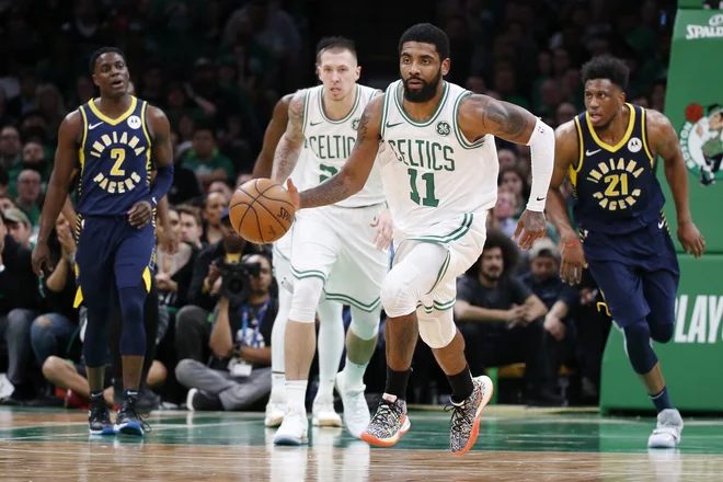Kyrie Irving (z žogo) je bil med najzaslužnejšimi za novo zmago Bostona nad Indiano. FOTO: USA Today Sports