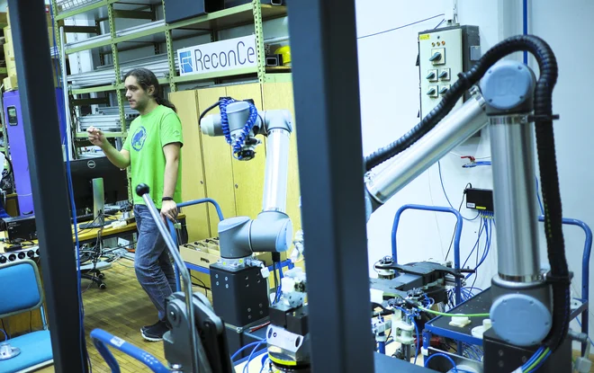 Oddelek za robotiko na Institutu Jožef Stefan. FOTO Jože Suhadolnik