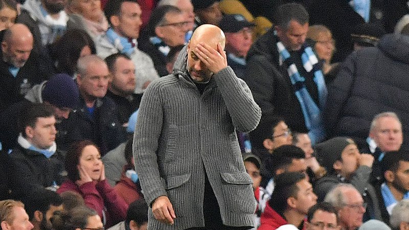 Fotografija: Pep Guardiola, trener Manchester Cityja, se je upravičeno držal za glavo. FOTO: Anthony Devlin/AFP